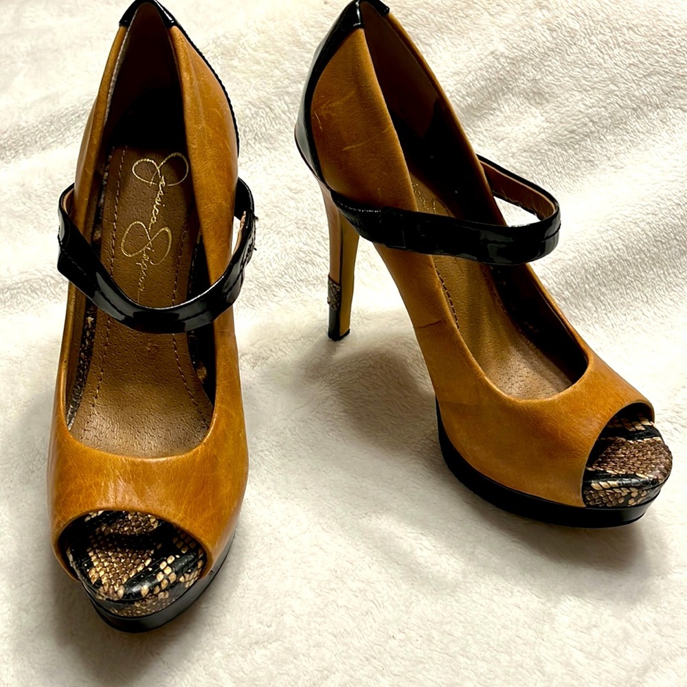 Gently used Jessica Simpson super pump